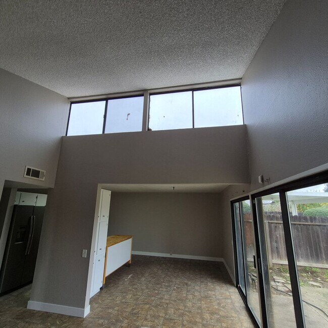 Building Photo - Carmichael 3 bedroom, $2195/month.