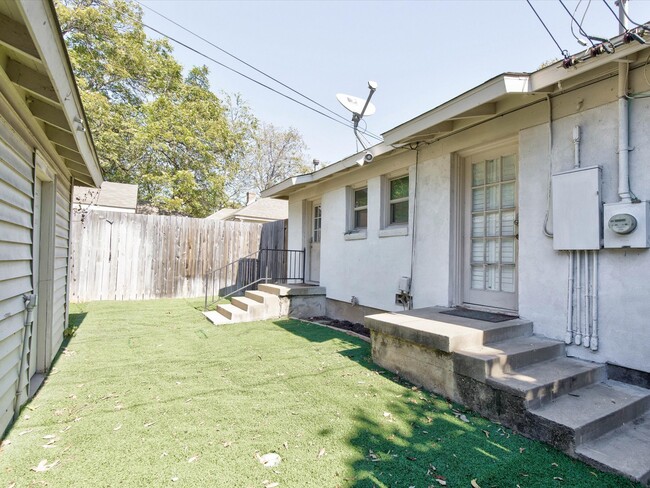 Building Photo - 3256 Rogers Ave