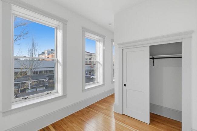 Building Photo - MOVE IN SPECIAL - NEWLY RENOVATED DOWNTOWN SALEM ONE BEDROOM