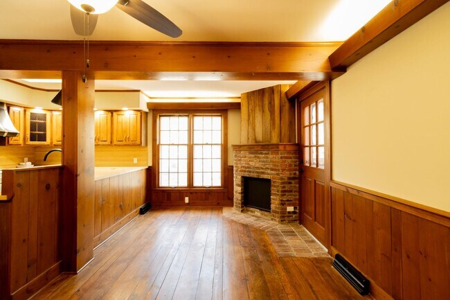 Building Photo - Charming Ranch Home with a great yard in Desirable Southwest Columbia