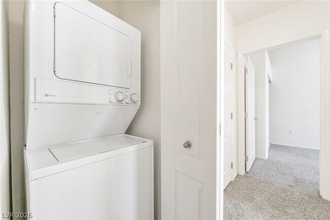 Building Photo - 2305 W Horizon Ridge Pkwy