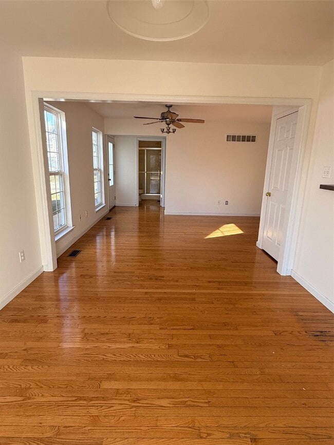 Building Photo - 213 Countryshire Dr