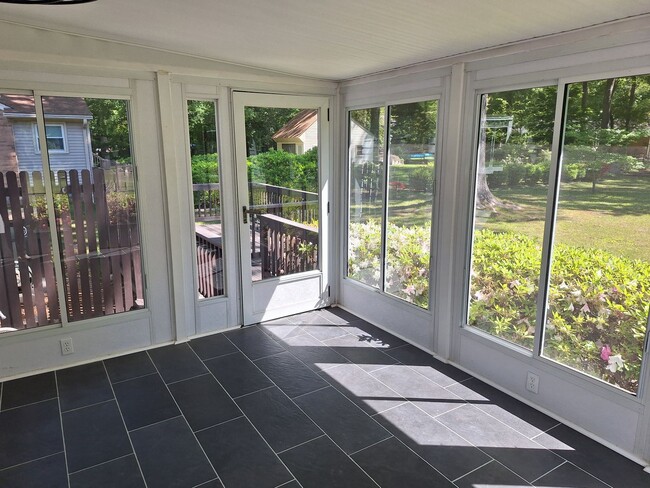 Building Photo - 3 bedroom /2 full bathroom- Yorktown