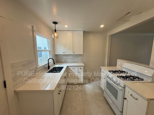 Building Photo - 629 W 23rd St
