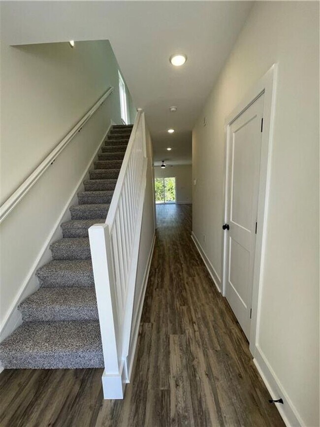 Building Photo - Single Family Home in Seneca!