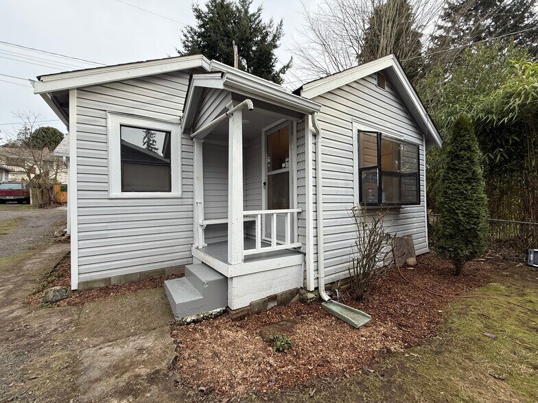 Building Photo - 10048 Interlake Ave N