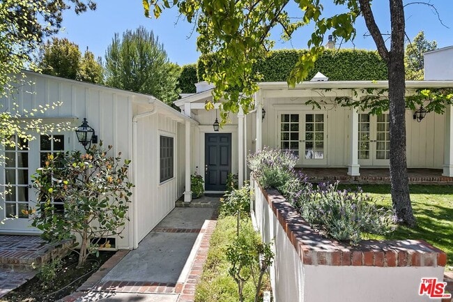 Building Photo - 111 S Glenroy Ave