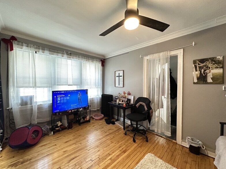 Building Photo - 5451 N Kenmore Ave