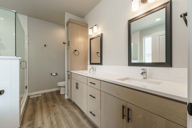 Building Photo - Spacious 4BR Modern Retreat and Luxury Liv...