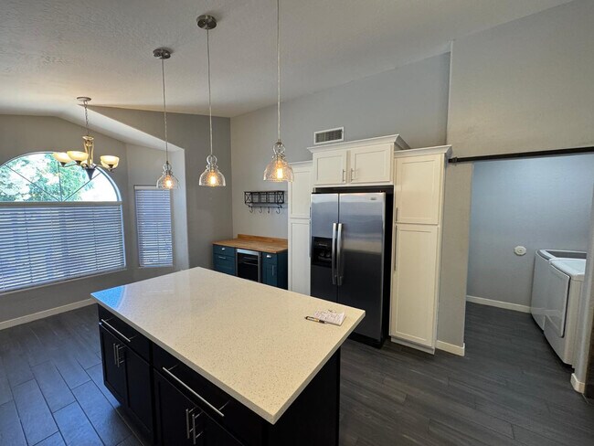 Building Photo - 24 S Willow Creek St