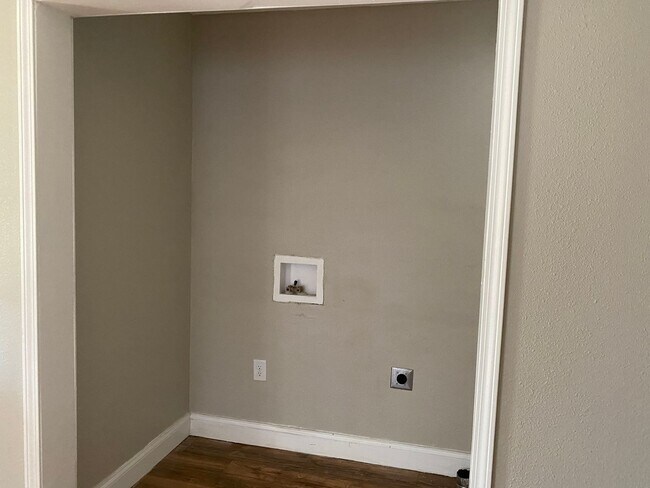 Building Photo - 3/2/2 in Convenient Denison Location
