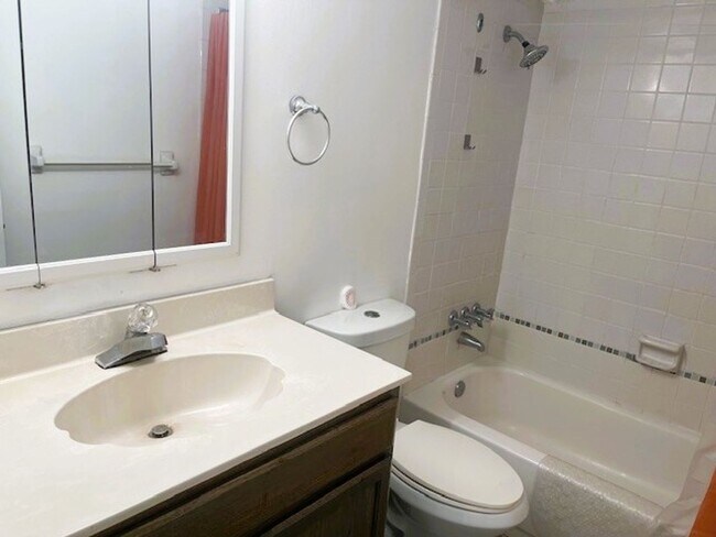 Building Photo - 2 Bedroom Coastal Convenience