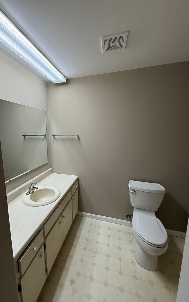 Building Photo - 2 Bedroom 1 Bath Townhome