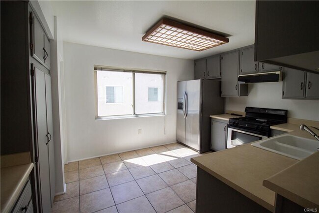 Building Photo - 6204 1/2 Shoup Avenue, Los Angeles, CA 91367 - 2 BR 3 BA townhouse