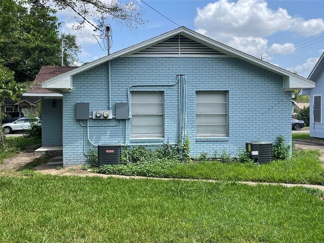 Back view - 1904 11th St