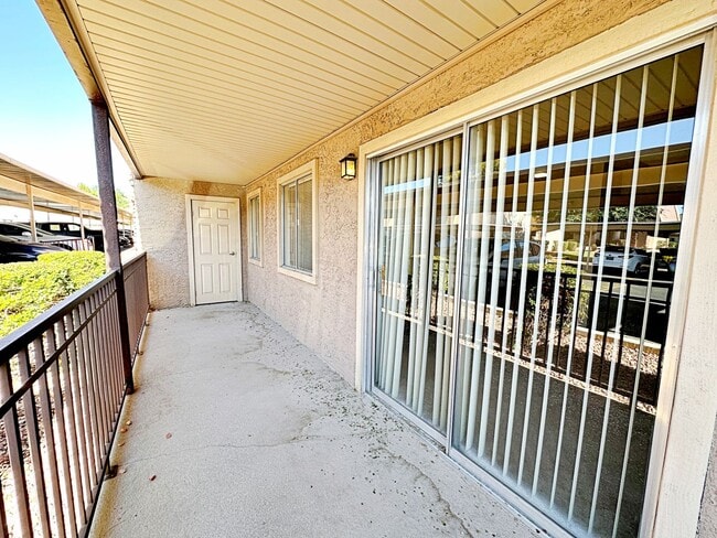 Building Photo - 3 BEDROOM, 2 BATH DOWNSTAIRS CONDO IN GUARD GATED COMMUNITY