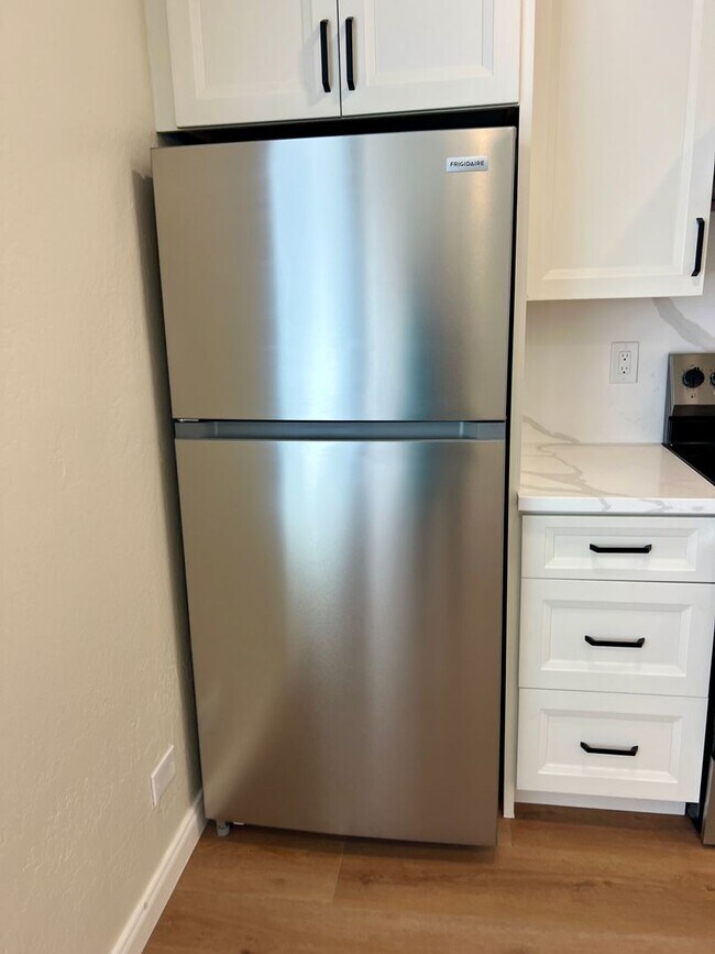 Building Photo - Light, bright & all NEW inside. Beautiful upgrades in this naturally bright 2 bd, 1 ba unit with ...