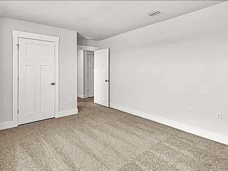 Building Photo - 5583 Clarity St