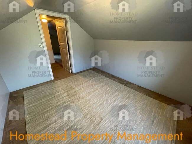 Building Photo - CHECK OUT THIS HUGE YARD!