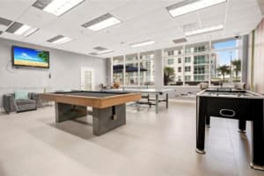 Building Photo - 1200 Brickell Bay Dr