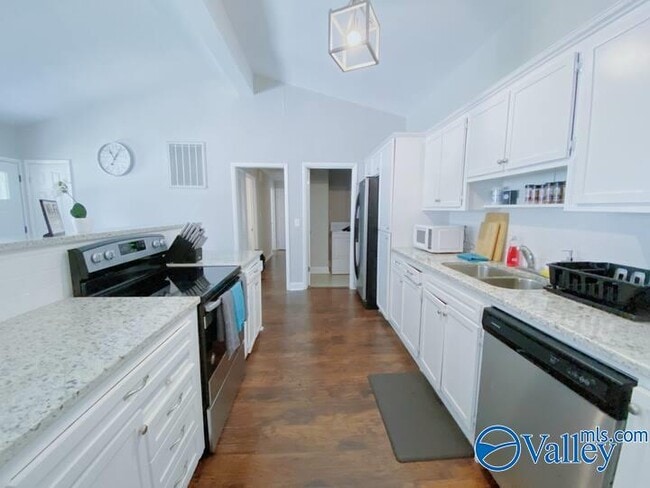 Building Photo - 12005 Greenleaf Dr SE