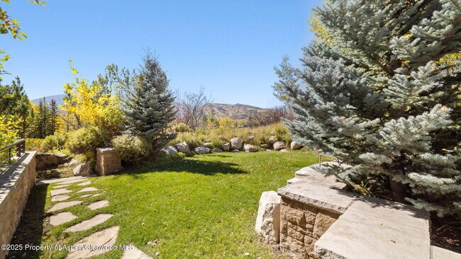 Building Photo - 715 Willoughby Way