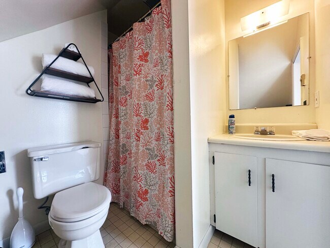 Building Photo - 13 Center St