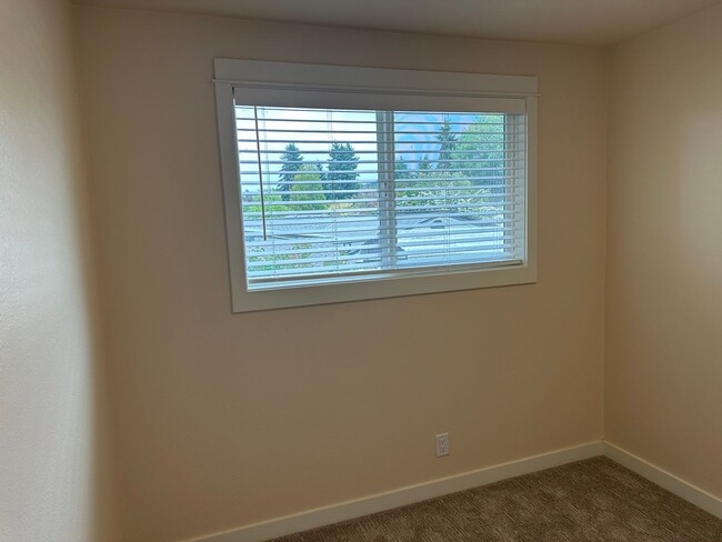 Building Photo - Beautifully updated 3 bedroom 1.5 bath dup...