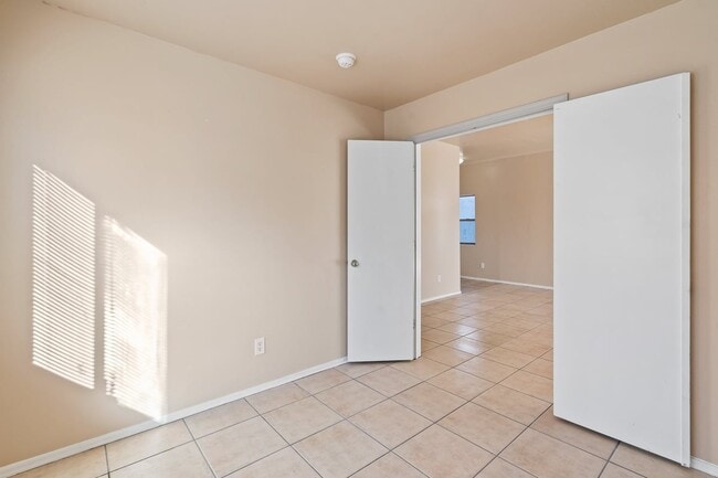 Building Photo - 6657 S Venetian Dr