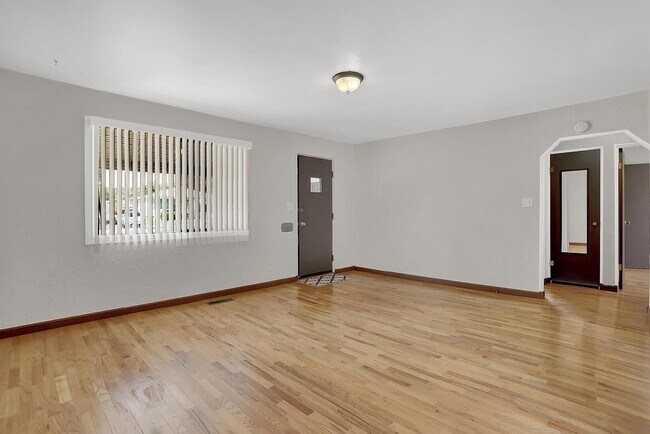 Building Photo - 623 Iowa Ave