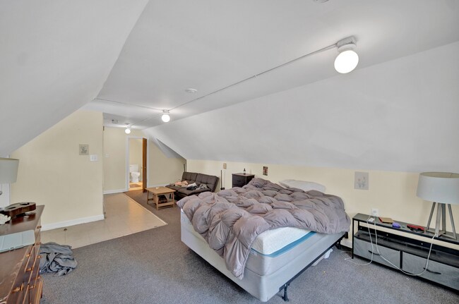 Building Photo - 2137 Maple Ave