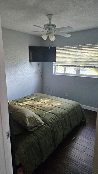 Building Photo - 415 Lochmond Dr