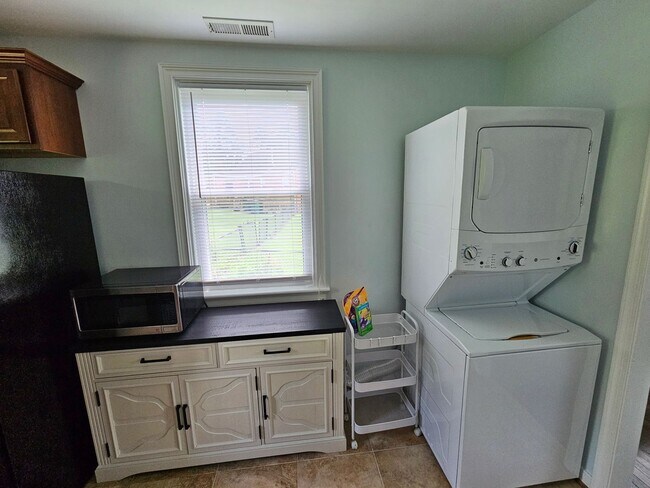 Building Photo - Newly Renovated 3BR/1BA Home - West End - ...