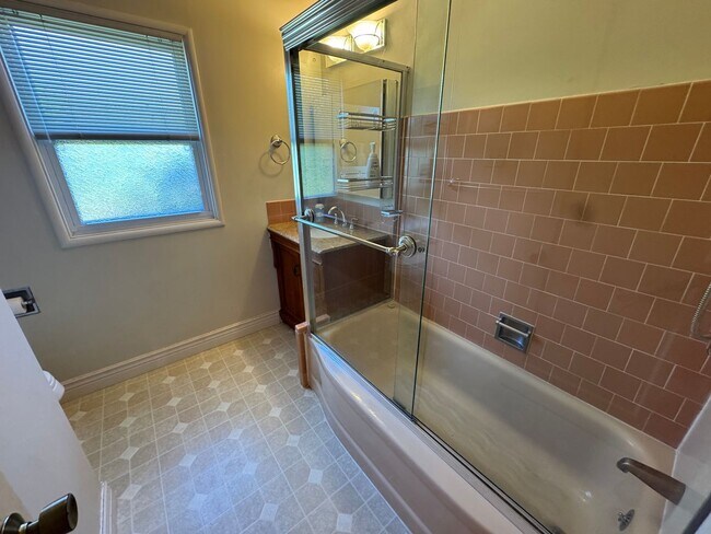 Building Photo - Fully Furnished 3BED/2BATH SFH For Rent in the Desirable City of San Leandro, Ca!!!!