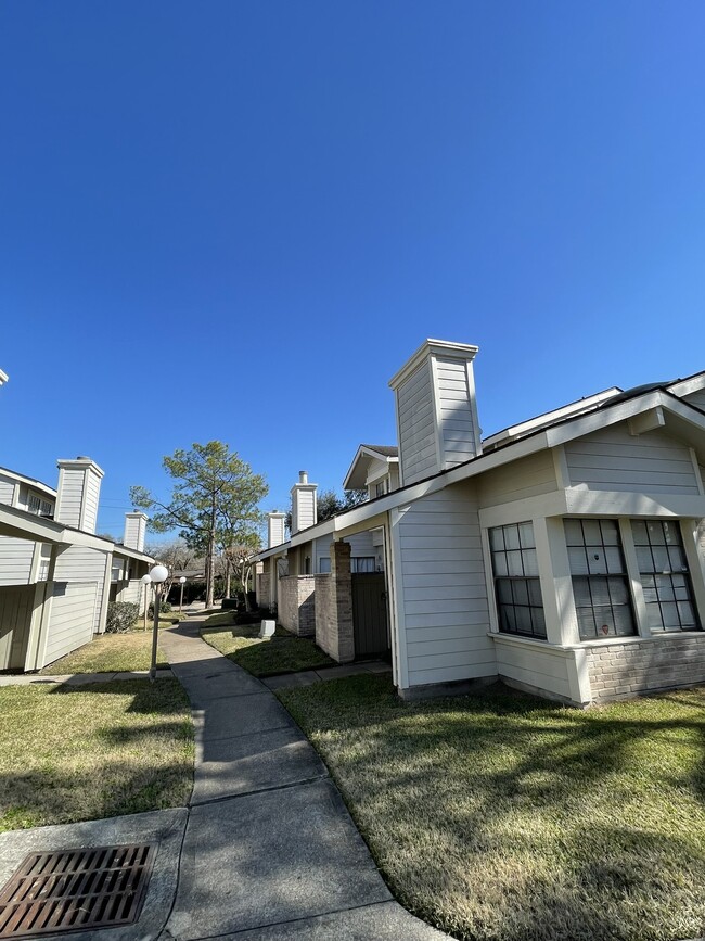 Building Photo - 6239 Ludington Dr