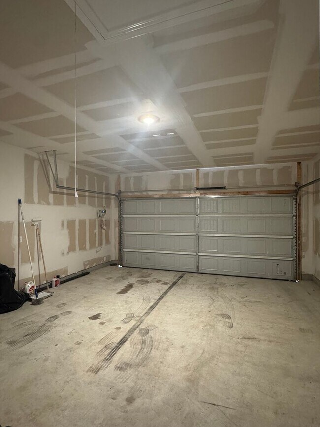 Building Photo - 3 Bed 2 Bath 2 Car Garage Home in Maxwell ...