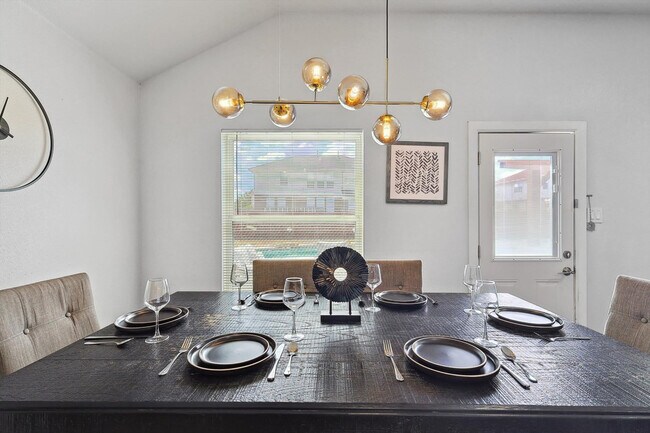 Building Photo - 521 E Robin Ct