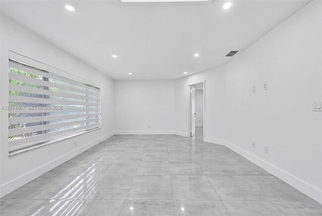 Building Photo - 5804 SW 116th Ave