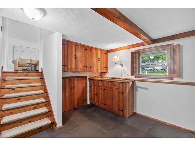 Building Photo - 16318 Temple Dr S