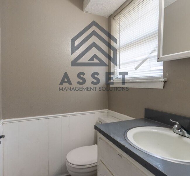 Building Photo - Cute 5 Bedroom House!