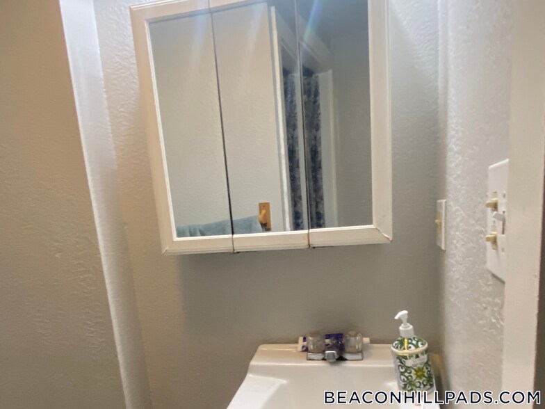 Building Photo - 72 Revere St