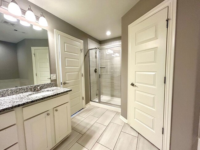 Building Photo - Gorgeous Home with Vaulted Ceilings and La...