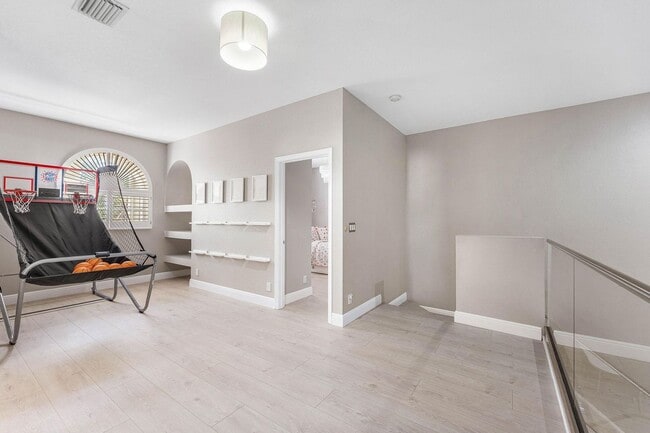 Building Photo - 121 Palm Cir