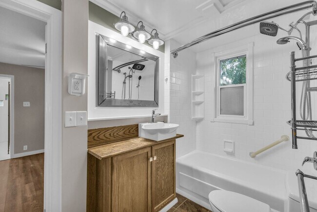 Building Photo - Beautiful and Bright 2 Bedroom 1 Bathroom Home in Murray!!