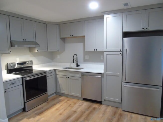 Building Photo - 2008 Dellbrook Dr NE