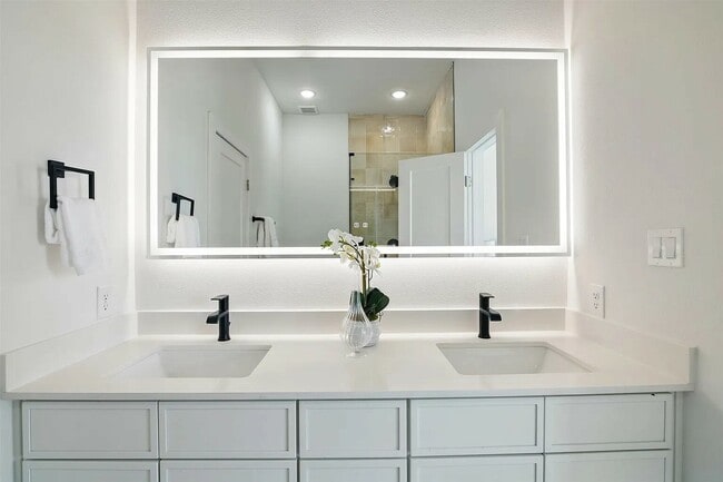 Building Photo - 430 E 8th St