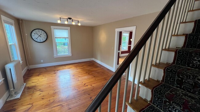 Building Photo - Lovely 3 Bedroom New Englander in Wonderfu...
