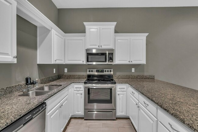 Building Photo - 210 SW Laurel Dr