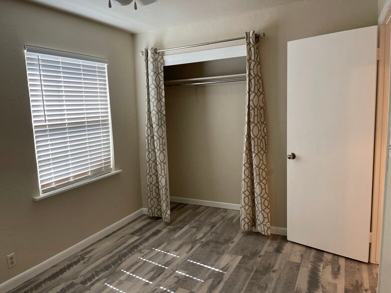 Bedroom 1 closet - 819 E Lindsey St