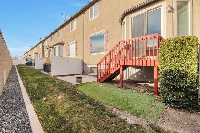 Building Photo - Bright Townhouse in Saratoga Springs w attached 2 car garage